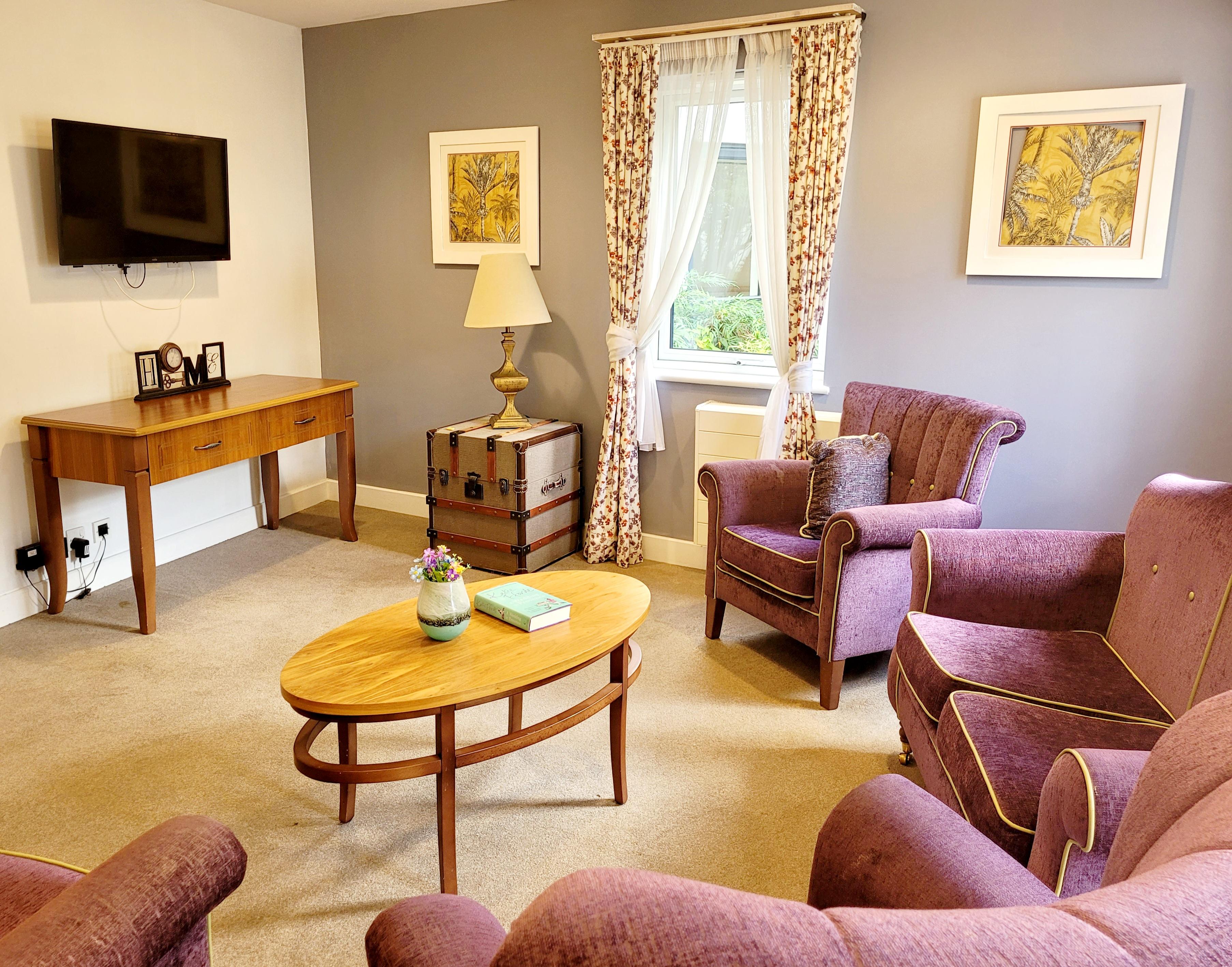 Comfortable Lounge Winnersh, RG41 5WN