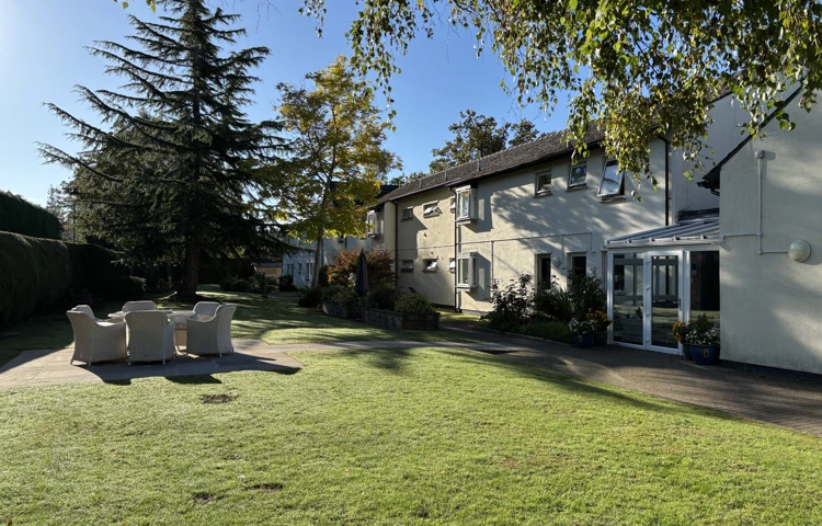 Thumbnail IMG 9055Outside