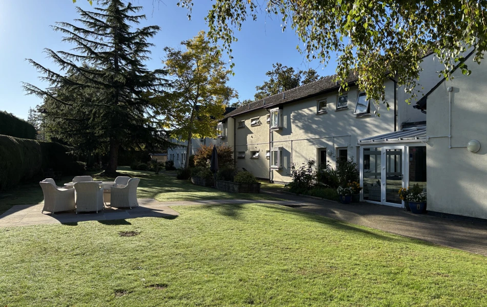 Thumbnail IMG 9055Outside