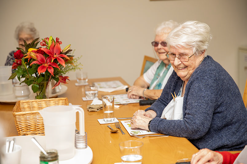 residents-sitting-round-the-table-together at Sibleys Orchard, Hemel Hempstead HP3 8LJ