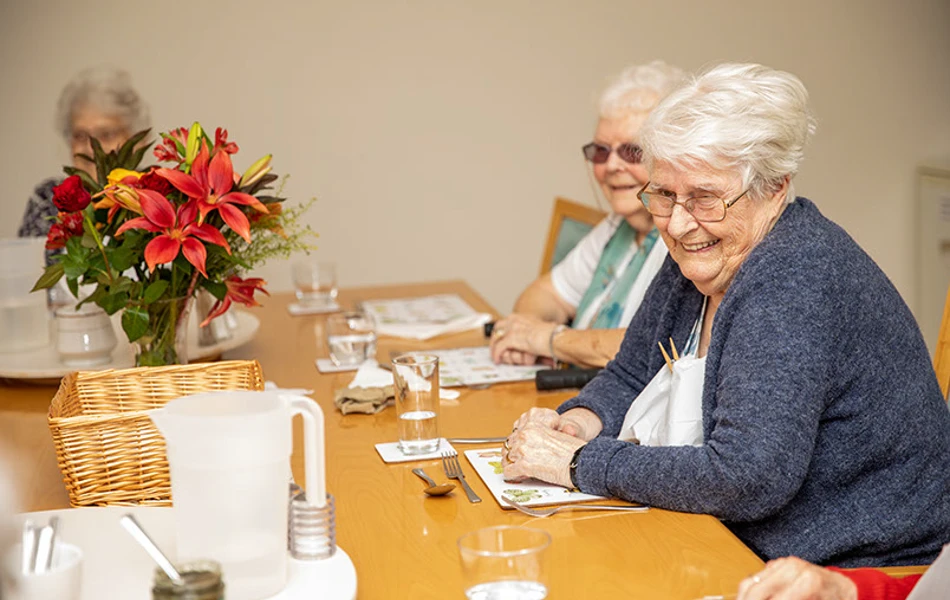 residents-sitting-round-the-table-together at Sibleys Orchard, Hemel Hempstead HP3 8LJ