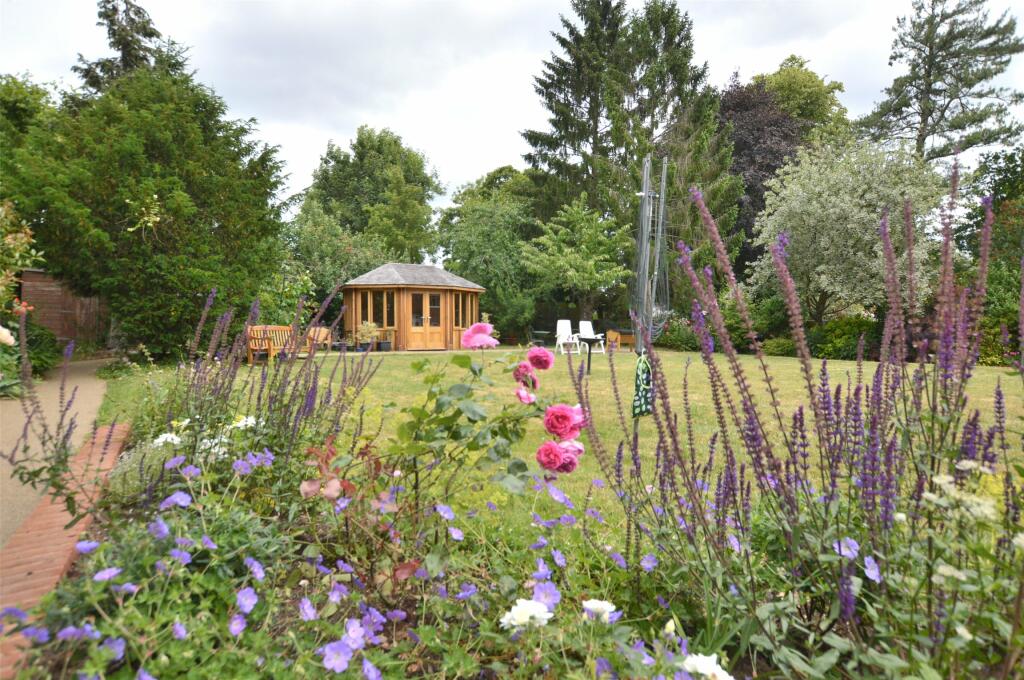 Beautiful garden and summer house at Abbeyfield House, Reigate RH2 9DZ