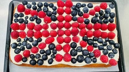 Cake with fruit topping making it look like the union jack