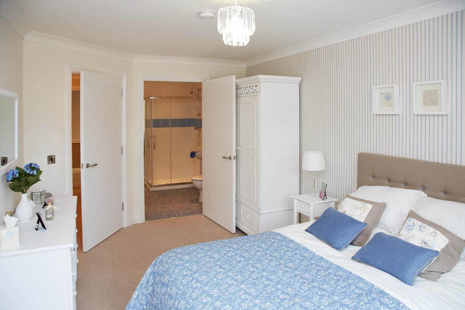 Bedroom with ensuite bathroom at Hampton House, Solihull B91 2QT