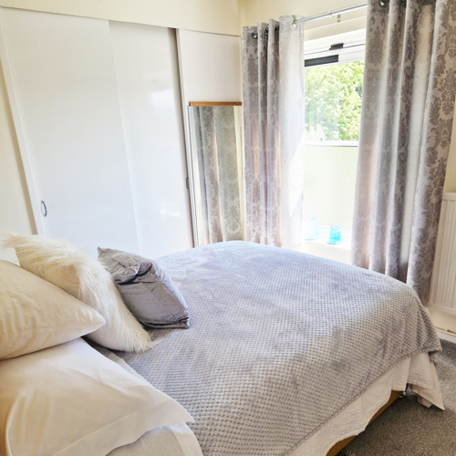 Bright Beautiful Resident Bedroom At Ivy House
