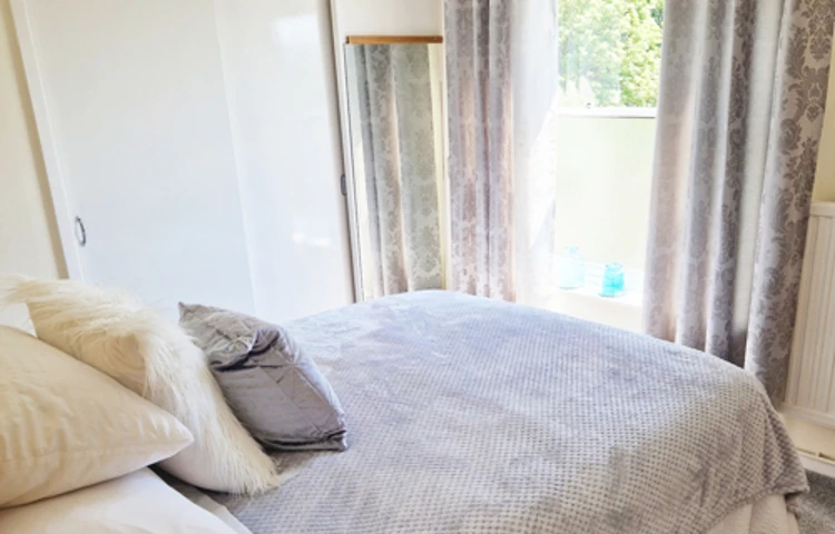 Bright Beautiful Resident Bedroom At Ivy House