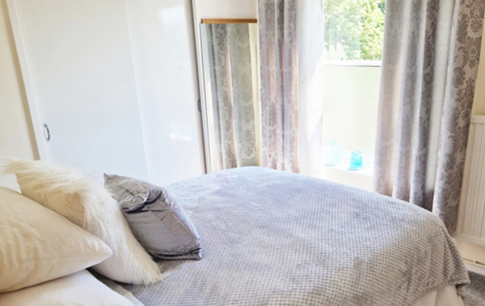 Bright Beautiful Resident Bedroom At Ivy House