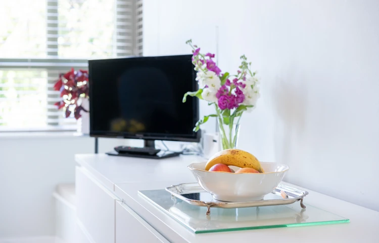 TV And Drawers In Bedroom At Carnarvon House