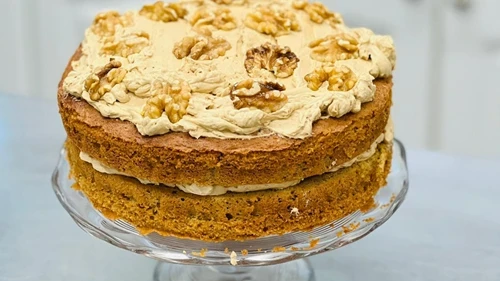 Coronation cakes with Walnuts and frosting