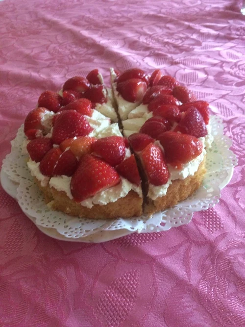Strawberry cream sponge cake