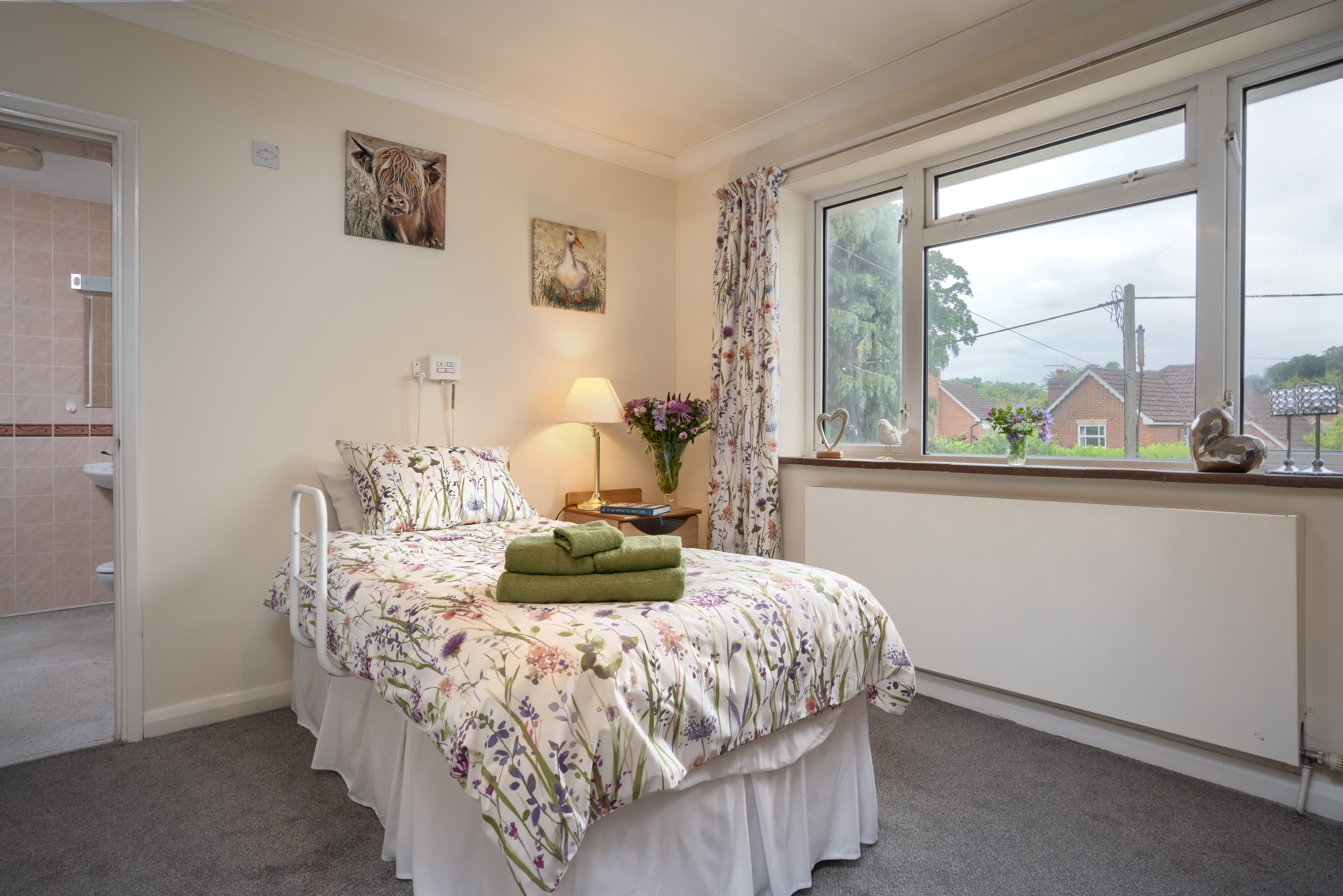 En suite bedroom with single bed at Pratt House