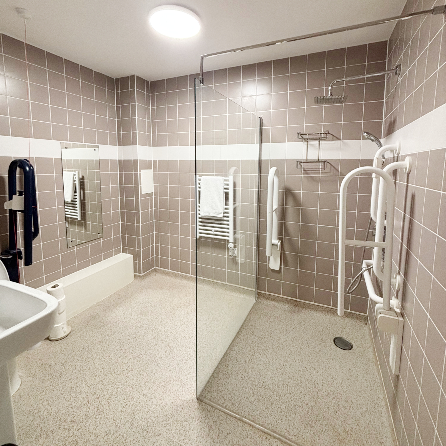 Modern and spacious ensuite in girton greens guest suite