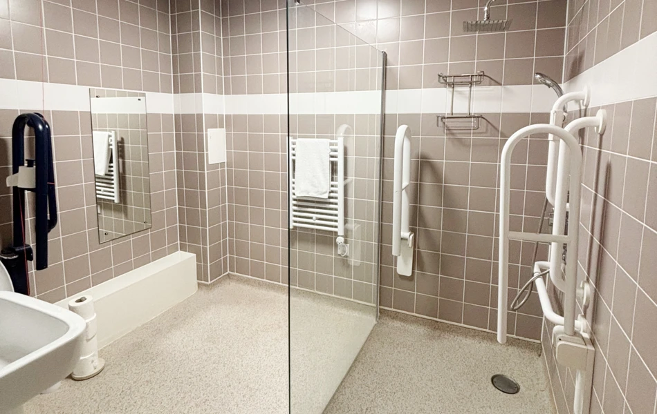 Modern and spacious ensuite in girton greens guest suite