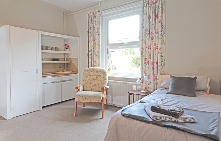 Bright And Sunny Bedroom At Darwin House