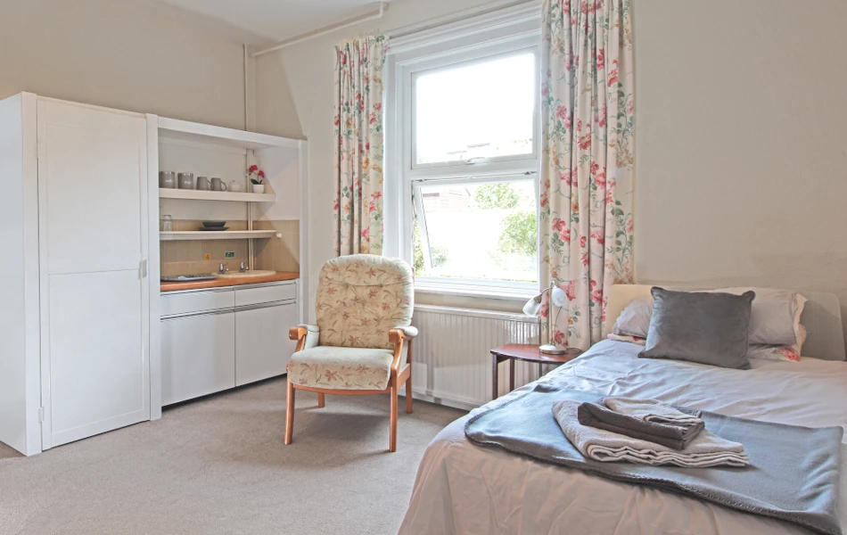 Bright And Sunny Bedroom At Darwin House