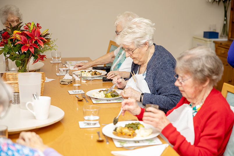 residents-eating-meal-together at Sibleys Orchard, Hemel Hempstead HP3 8LJ
