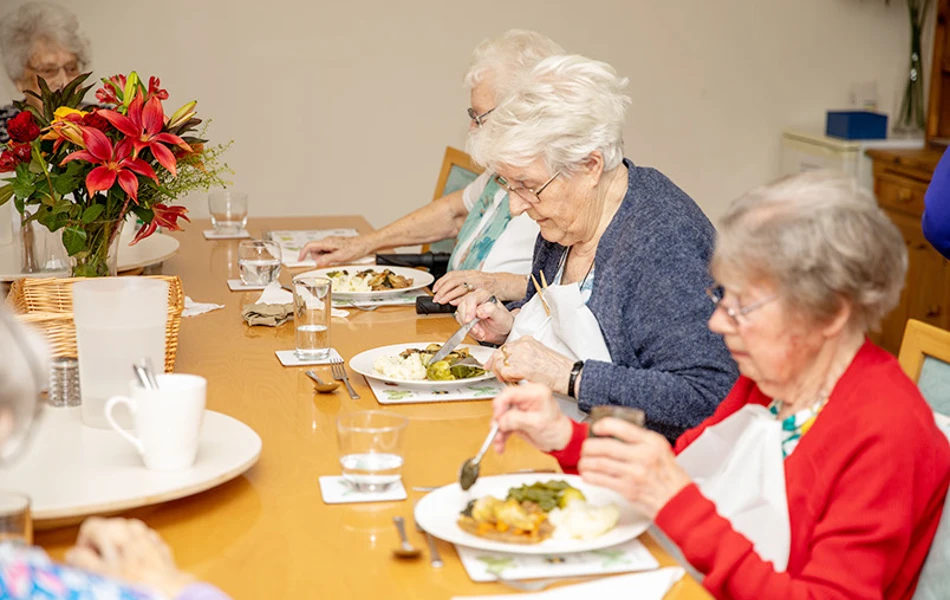 residents-eating-meal-together at Sibleys Orchard, Hemel Hempstead HP3 8LJ