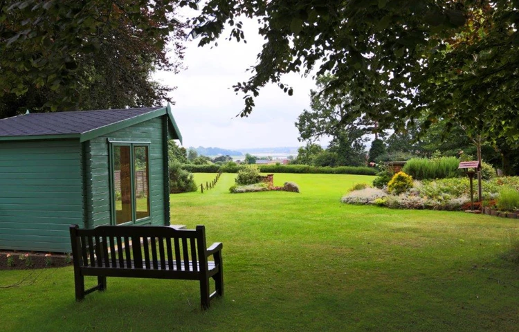 View across rear lawn at Highlands Care Home, Woodbridge IP12 1EN
