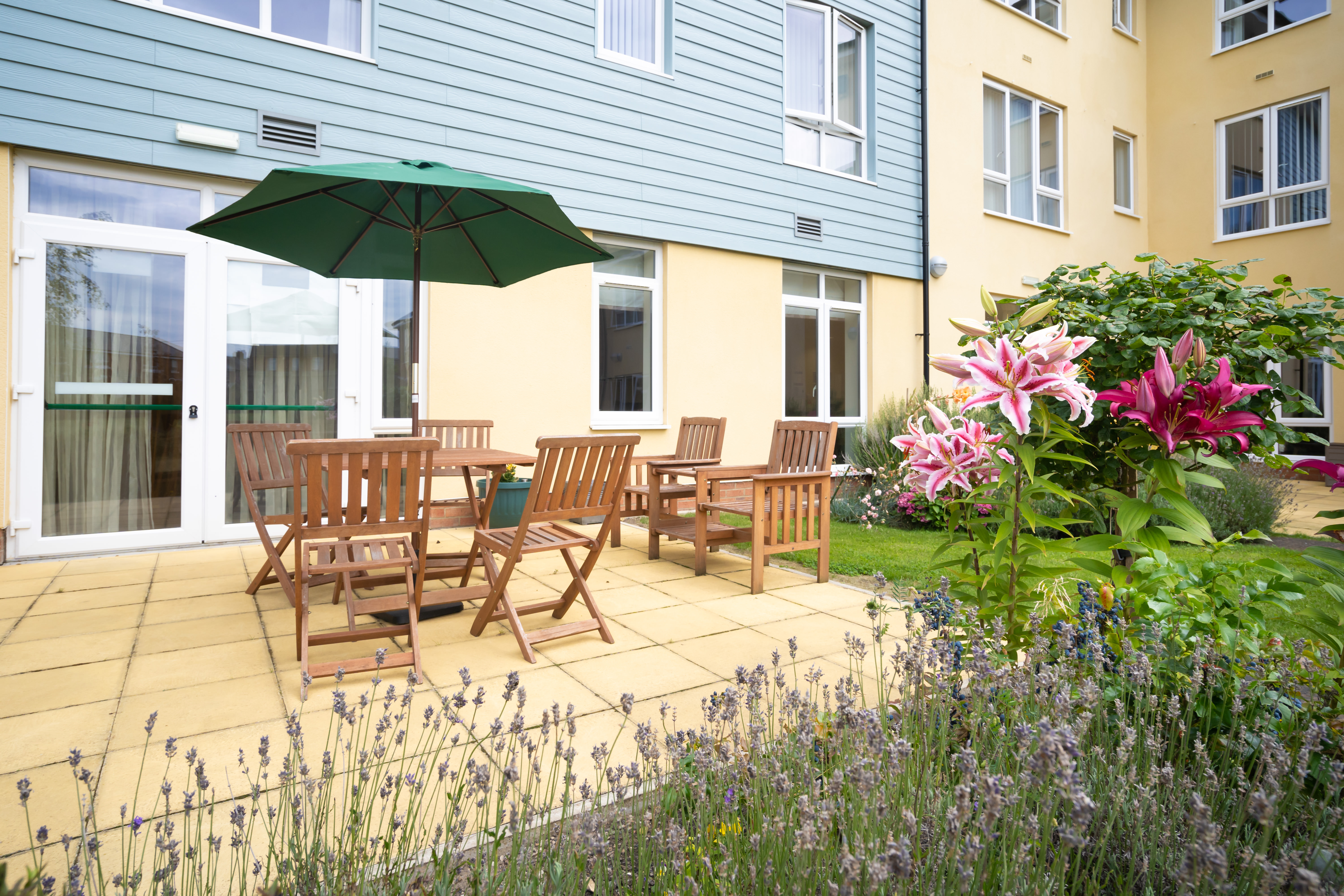 Garden and outside patio seating area at Hope Bank View
