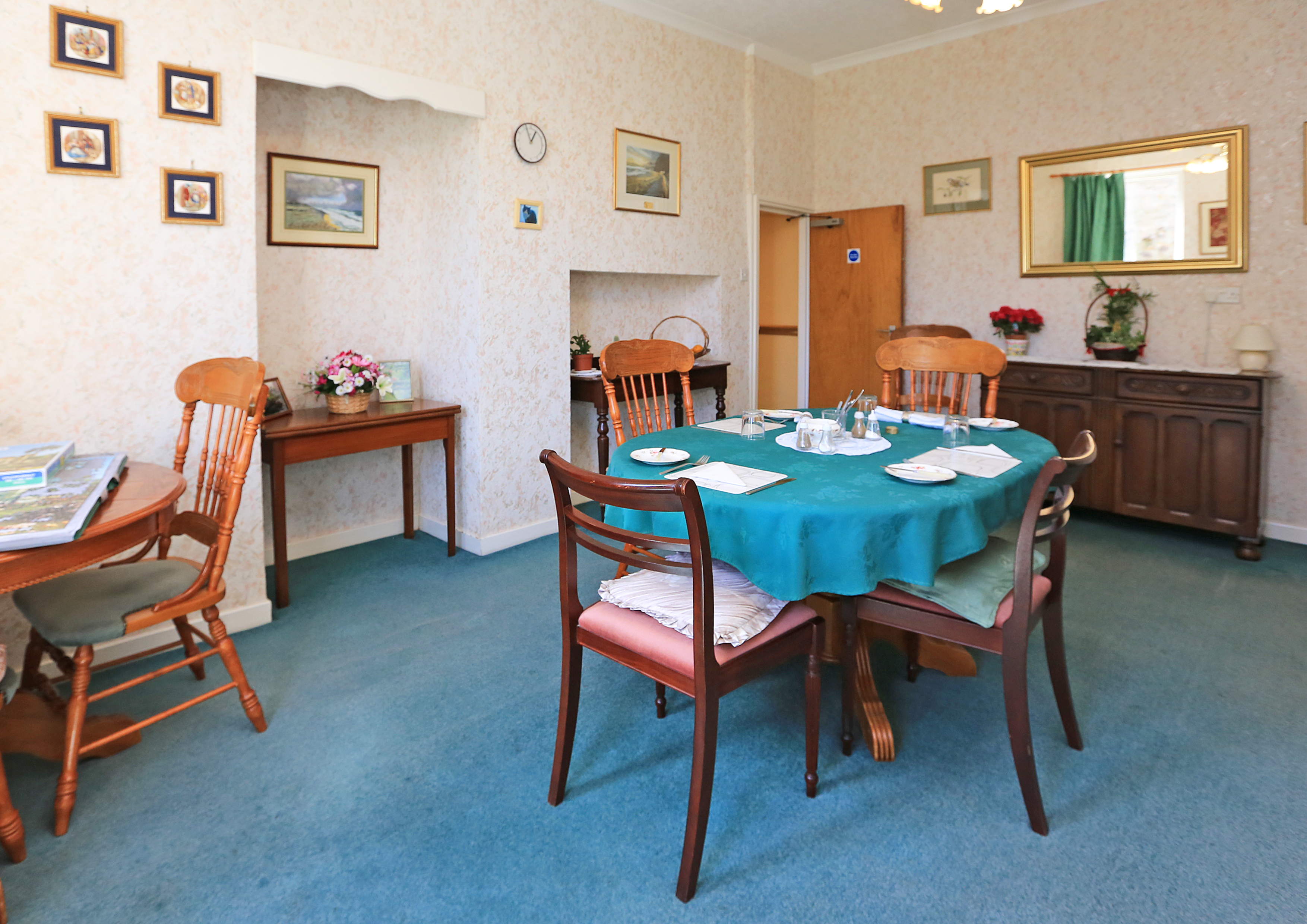 The dining area with tables set for dinner (1)