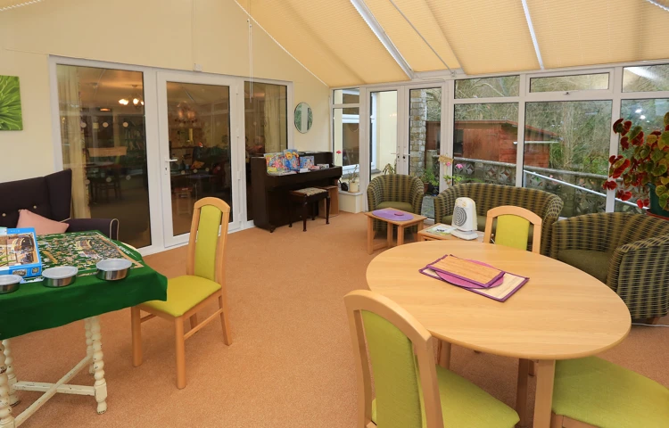 The conservatory at Abbeyfield House, Beaminster DT8 3EQ (1)