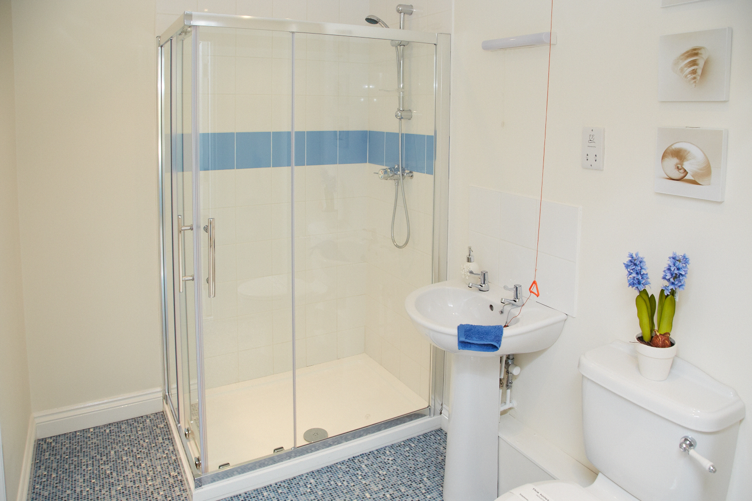 ensuite bathroom at Hampton House, Solihull B91 2QT