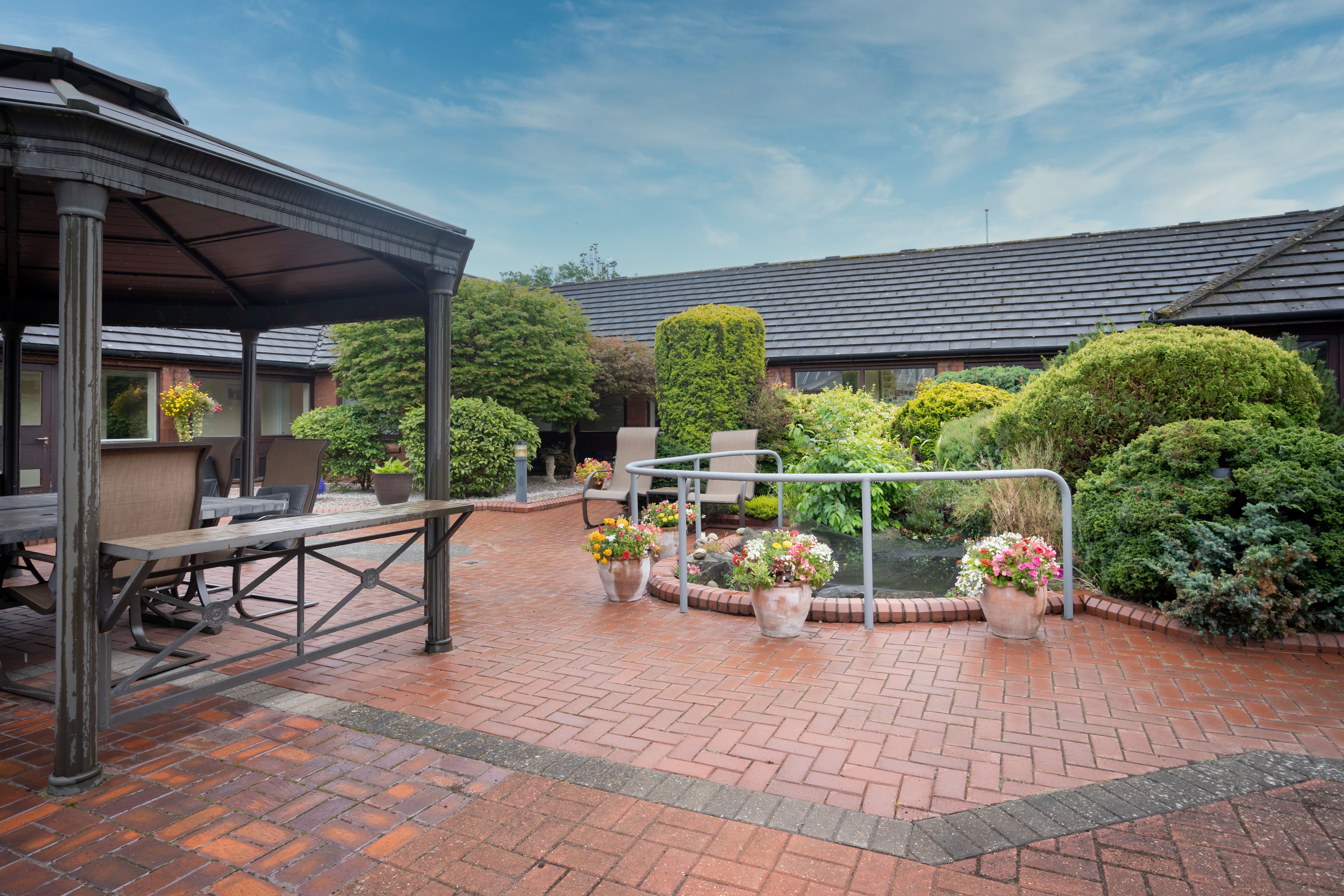 Garden patio and pergola at Halcyon House