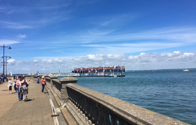 Ships and walkers near Clifton House, Cowes PO31 7RH