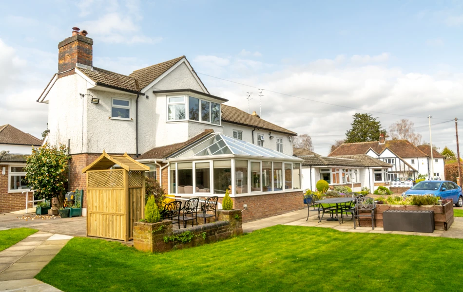 Front lawn and entrance to Entrance to Sibleys Orchard, Hemel Hempstead HP3 8LJ