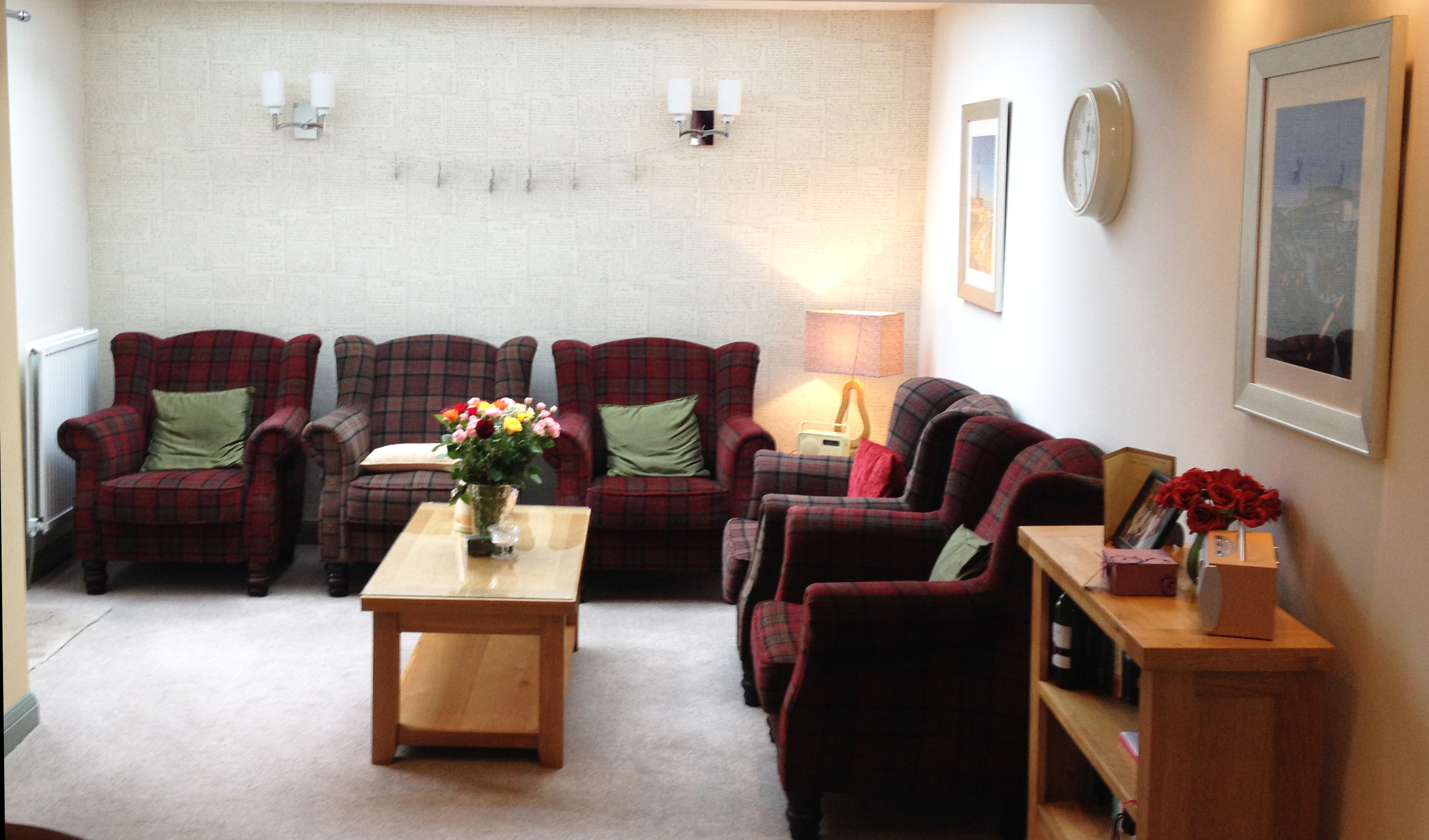 Lounge area with armchairs and flower arrangements on the tables