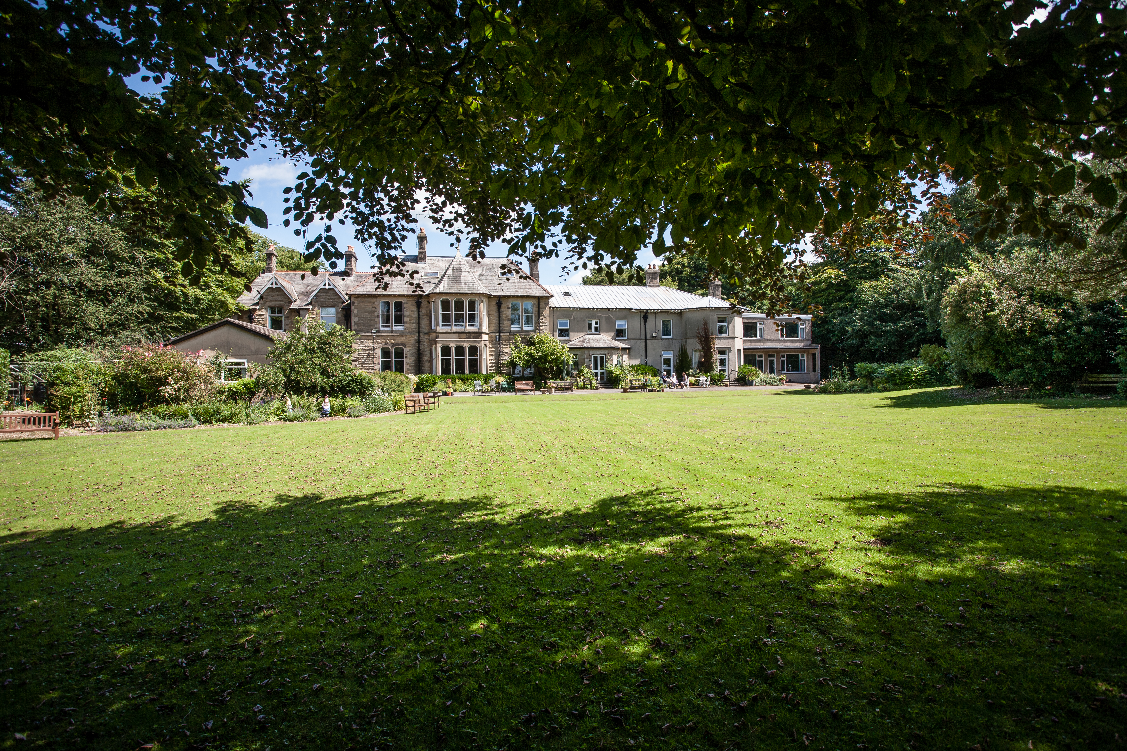 The beautiful large garden with lawn at Cove House