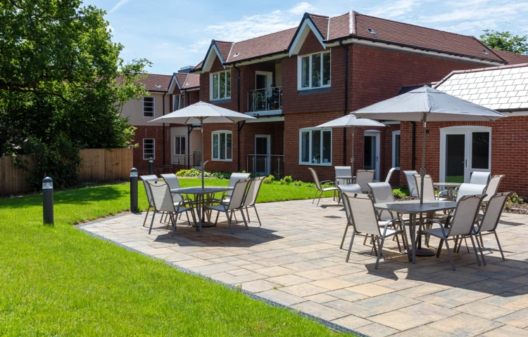 Holdenhurst May22 8834 Web