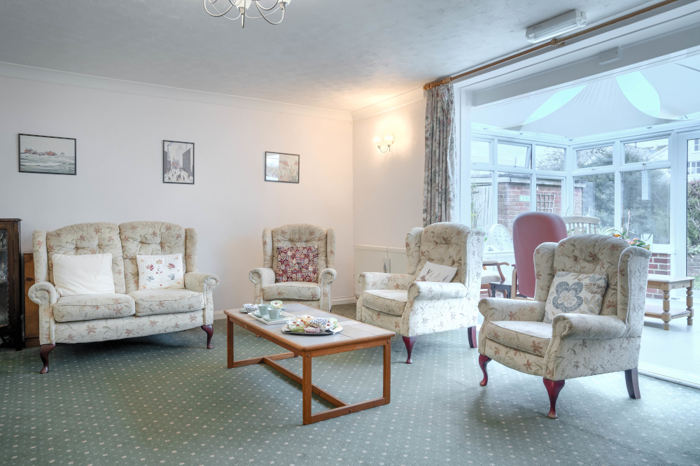 Fresh and airy living room with coffee table and chairs at Beachside, Worthing