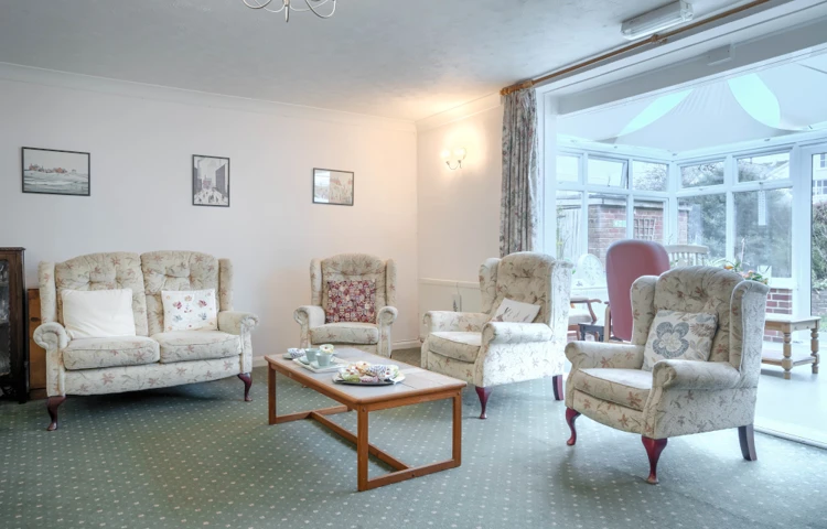 Fresh and airy living room with coffee table and chairs at Beachside, Worthing