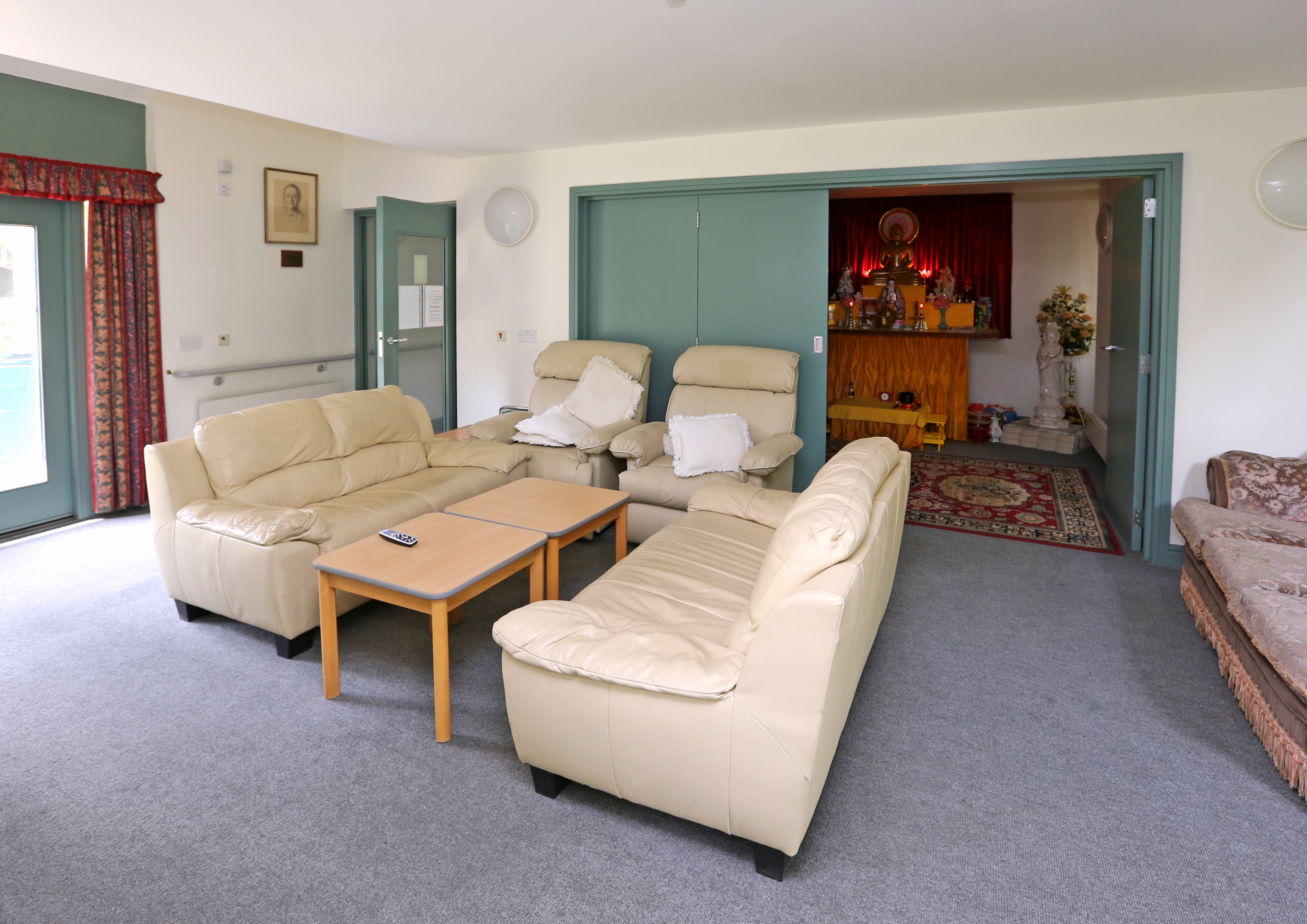 Sofas in the lounge at An Lac House, Cambridge CB1 3HN