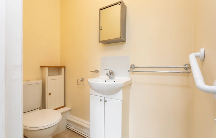 Ensuite bathroom at Abbeyfield House, Reigate RH2 9DZ