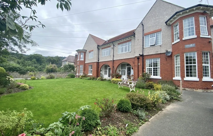 Colwyn Bay, Alexandra Road, LL29 7YB, House