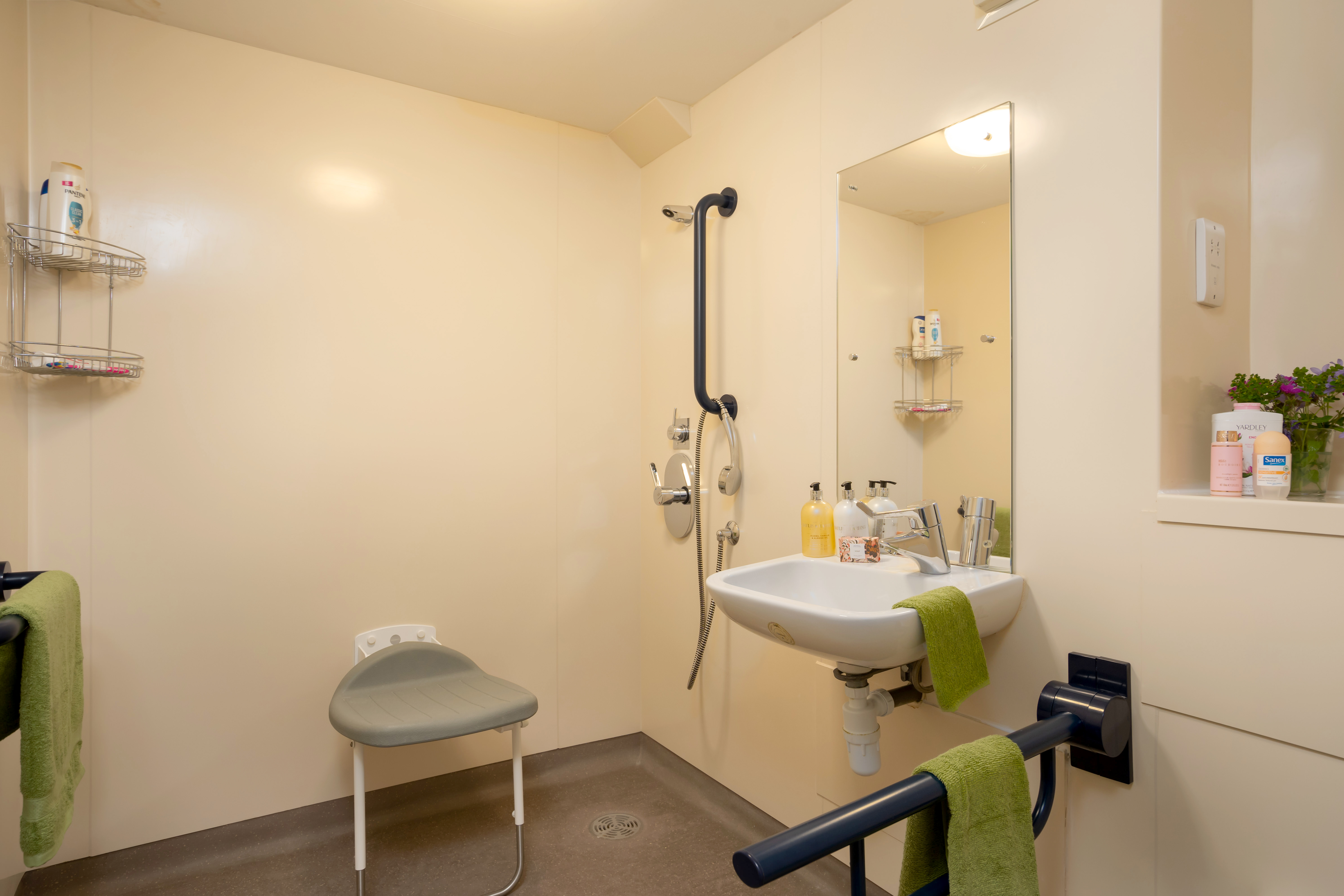 Pratt House en suite bathroom with basin