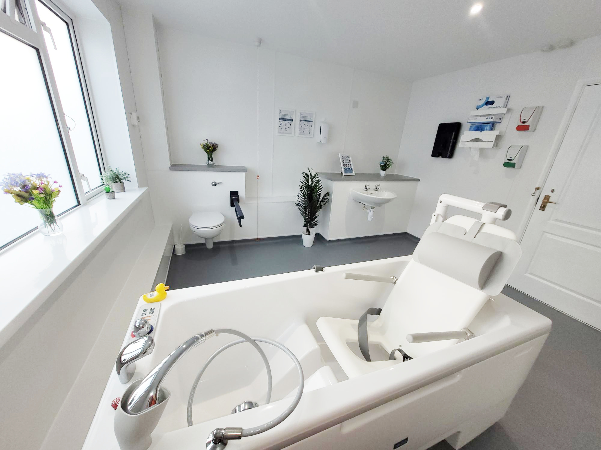 Bright And Modern Assisted Bathroom At Pratt House