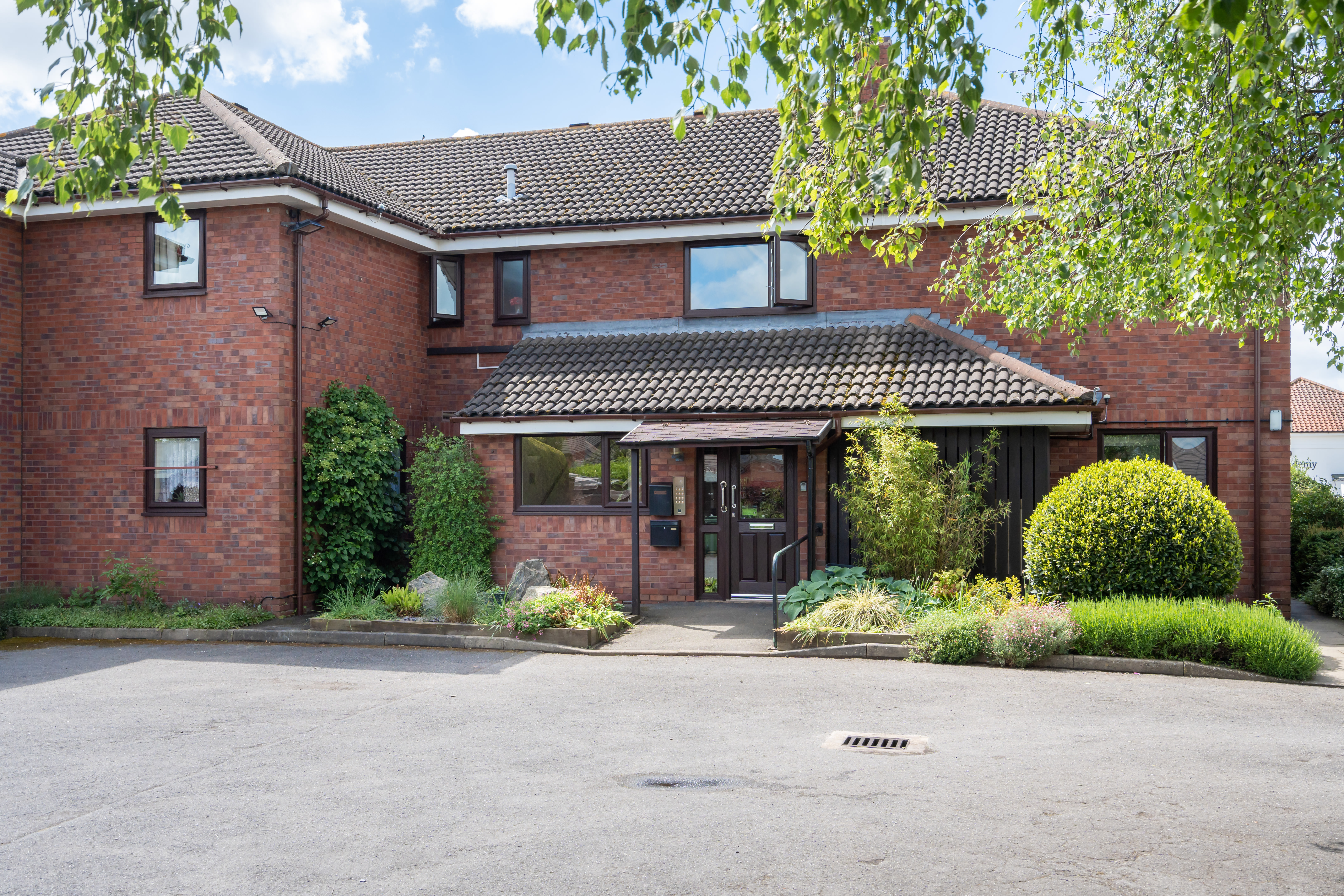 entrance-and-driveway-at Abbeyfield House, Lincoln LN1 3HJ